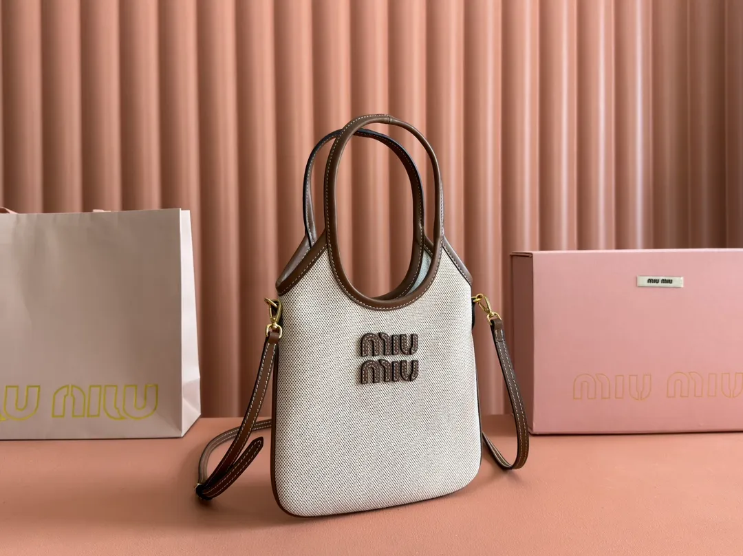 p1140💋💋💋【Equipped with full set of counter packaging and premium hardware original leather】IVY cow leather tote bag small handbag/crossbody bag~ This cowhide leather tote bag is decorated with metal details brand letter logo, showing classic style and very recognizable. Size: W20×H24cm No./5BA281