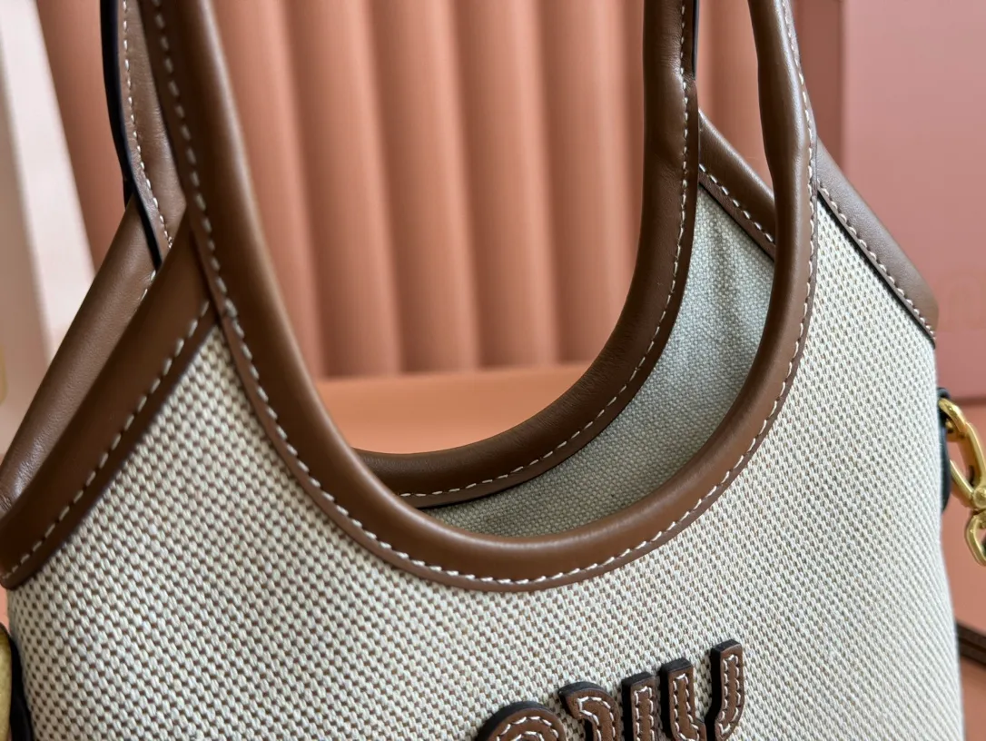 p1140💋💋💋【Equipped with full set of counter packaging and premium hardware original leather】IVY cow leather tote bag small handbag/crossbody bag~ This cowhide leather tote bag is decorated with metal details brand letter logo, showing classic style and very recognizable. Size: W20×H24cm No./5BA281
