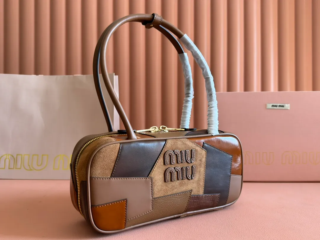 p1740💋💋💋【Premium hardware original leather】Beau cow leather and sheep leather patchwork handbag ~ handbag/shoulder bag ~ brown patchwork This Beau handbag presents a slightly retro style, while highlighting modern personality through patches. The letter logo highlights the brand's classic character. Size: W28×H15×D9cm Number: 5BB173 5BB147