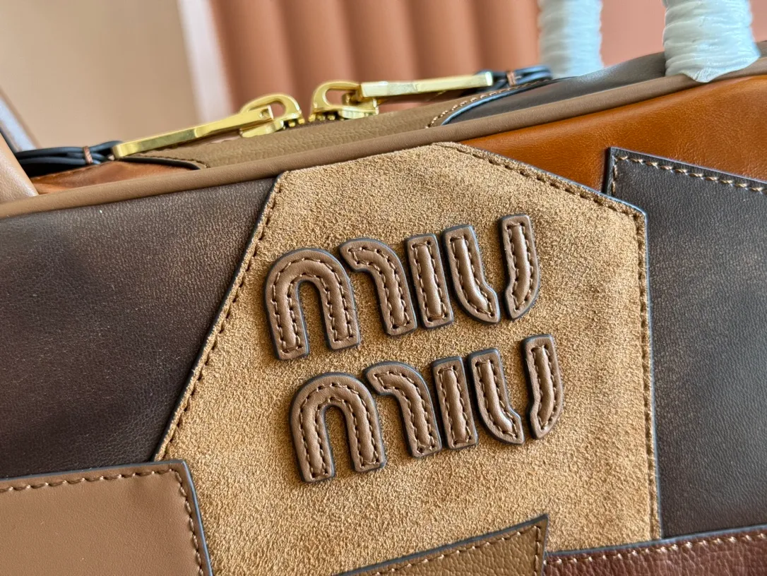 p1740💋💋💋【Premium hardware original leather】Beau cow leather and sheep leather patchwork handbag ~ handbag/shoulder bag ~ brown patchwork This Beau handbag presents a slightly retro style, while highlighting modern personality through patches. The letter logo highlights the brand's classic character. Size: W28×H15×D9cm Number: 5BB173 5BB147