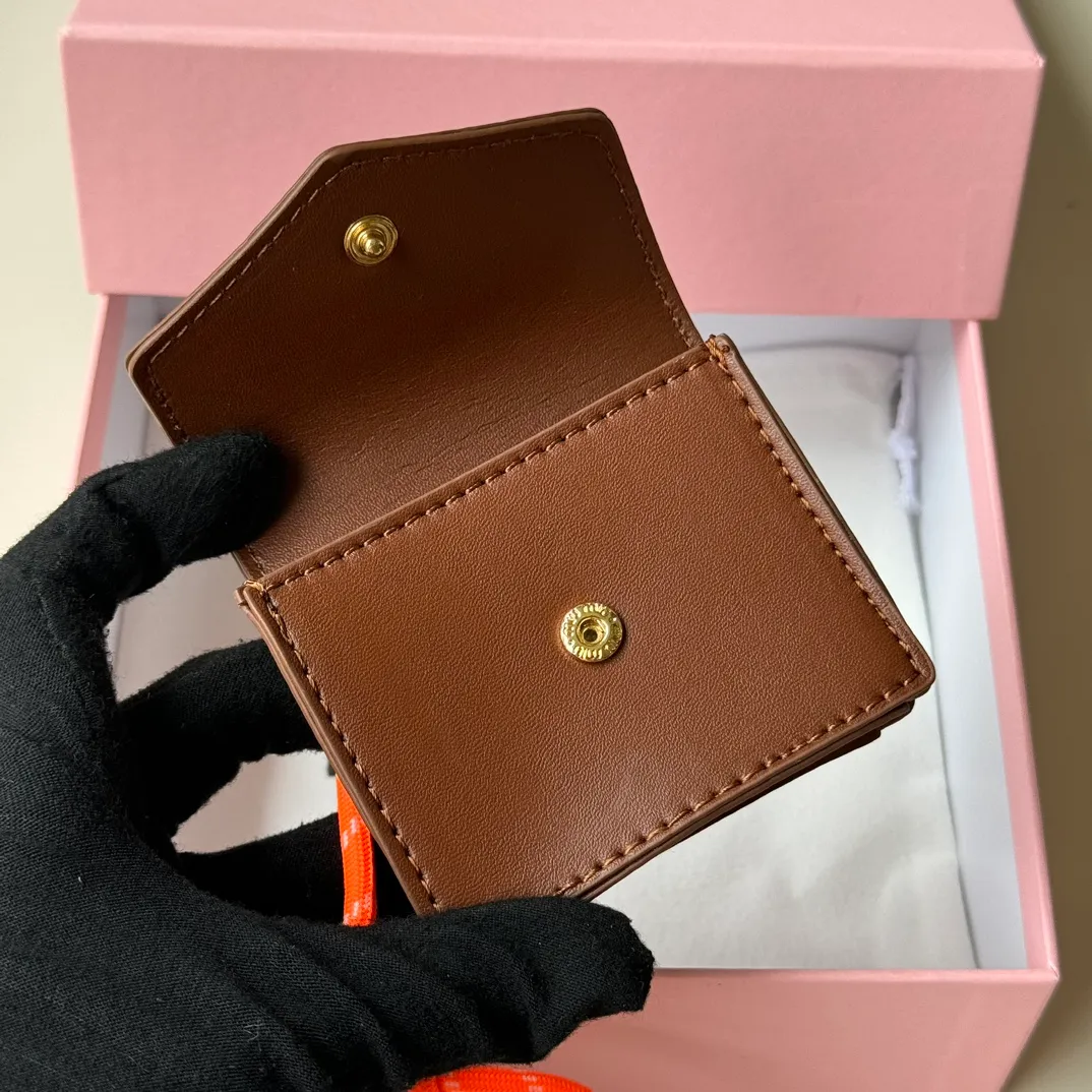 p400💋💋💋miumiu Miumiu cowhide key chain, counter synchronized, original customization, the most beautiful single product, full of high-end sense, the overall details are very surprising, elegant and fashionable, highlighting the French elegance.