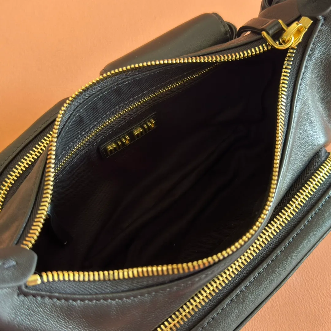 p1760💋💋💋 [Equipped with a full set of counter packaging, premium hardware and original leather] Sheep leather Hobo underarm bag ~ Retro, this Hobo underarm bag reveals a charming modern urban style. The multi-pocket design blurs the line between function and decoration, and the iconic lettering logo injects distinctive personality. Gold hardware adds sparkling style. Size: W21×H12×D6cm No.: 5BC146