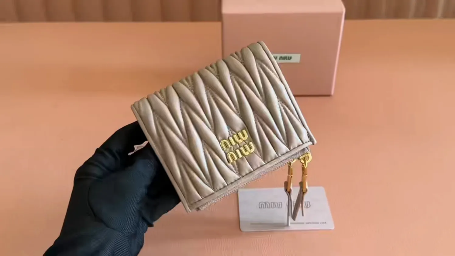 p540💋💋💋[Original configuration counter complete package] New version of the two-fold small wallet pocket wallet counter new small wallet 🔥 Model: 5MV017 is made of imported top-grade sheepskin inside and outside, with multiple card slots on both sides, double zipper compartment design on both sides, larger capacity, internal pressure 198A hundred-yuan notes, bank cards, coins, and change can be collected in it, highly practical, size: 11.5 X8 cm