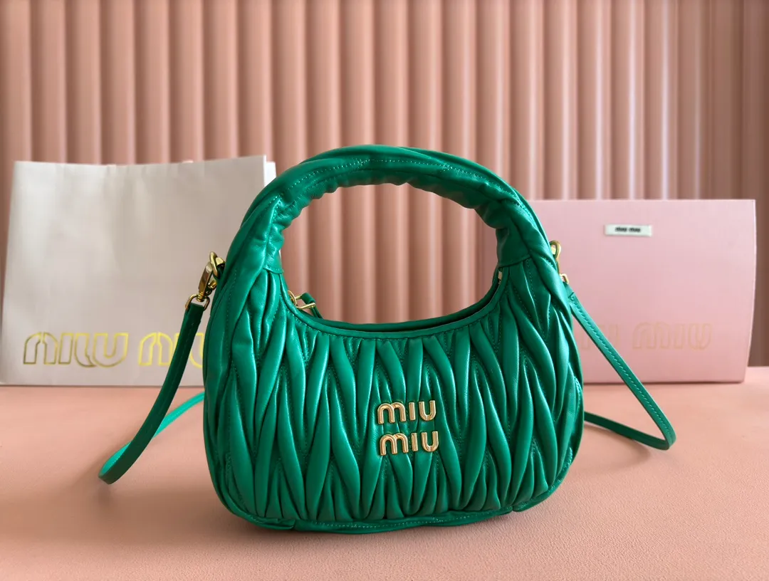 p1560💋💋💋【Premium hardware original leather】Wander Matelasse sheep leather Hobo handbag/crossbody bag ~ Wander handbag has become one of the classic accessories. This mini handbag is made of Matalasse sheep leather, using exquisite craftsmanship to create a three-dimensional effect, showing exquisite elegance. Presenting the Hobo bag style, blending retro style and modern elegance, it has become a new synonym for modern femininity. ～Golden hardware ～Zipper closure ～Metal lettering logo on the front ～Cotton satin lining Size: W20×H17×D6cm Number: _5BC125