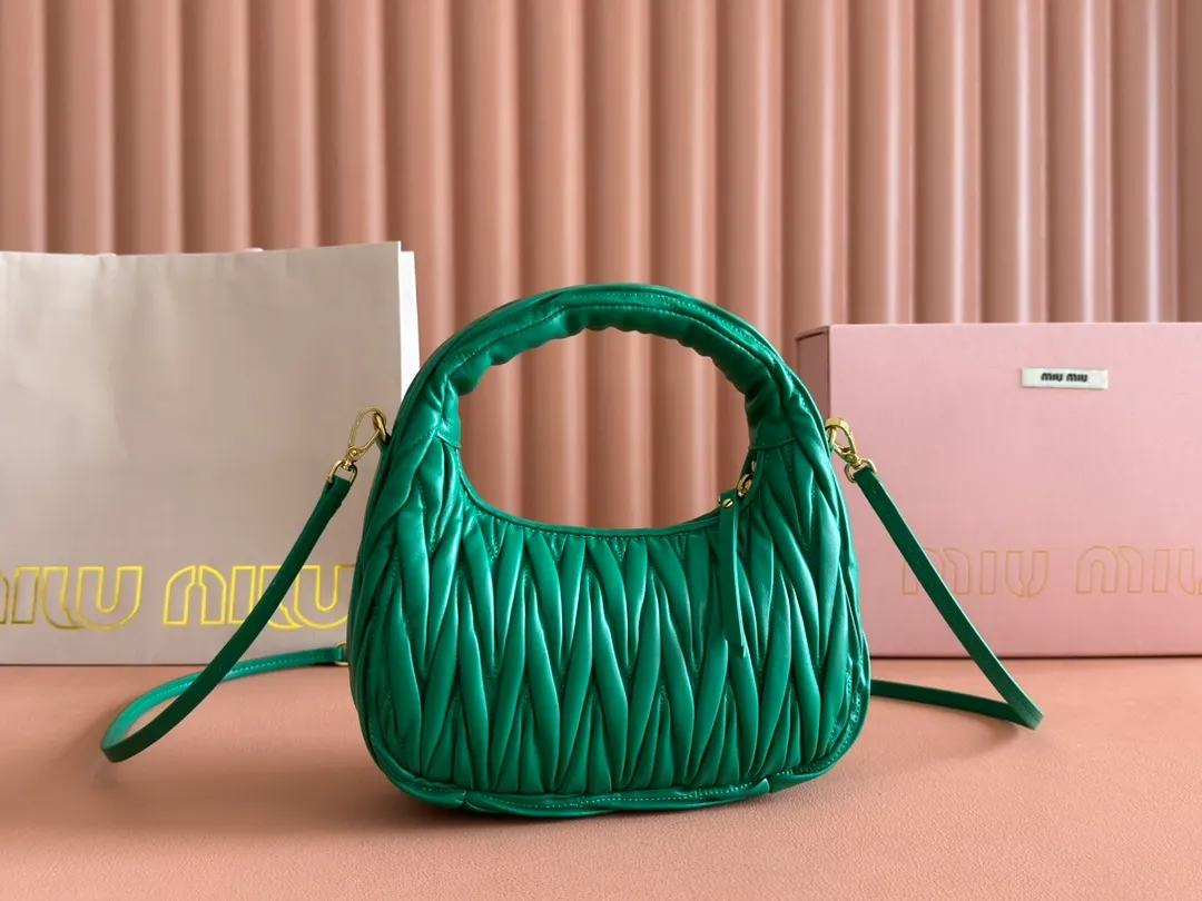 p1560💋💋💋【Premium hardware original leather】Wander Matelasse sheep leather Hobo handbag/crossbody bag ~ Wander handbag has become one of the classic accessories. This mini handbag is made of Matalasse sheep leather, using exquisite craftsmanship to create a three-dimensional effect, showing exquisite elegance. Presenting the Hobo bag style, blending retro style and modern elegance, it has become a new synonym for modern femininity. ～Golden hardware ～Zipper closure ～Metal lettering logo on the front ～Cotton satin lining Size: W20×H17×D6cm Number: _5BC125