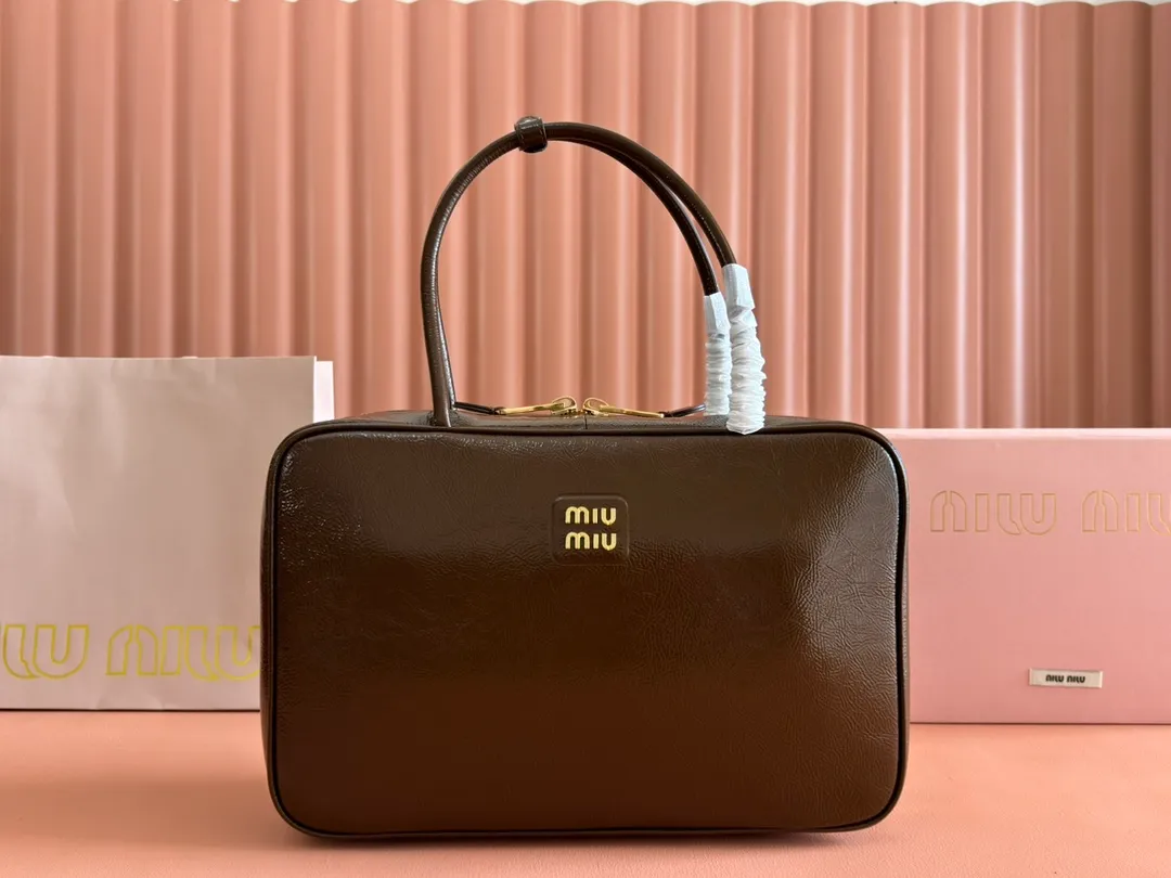 p1800 MIU new product [original leather with counter packaging] Beau cow leather second generation handbag/wrinkled patent leather [new version briefcase] 5bb117 This Beau handbag is made of soft and smooth cow leather, with exquisite details such as gold-plated hardware and accessories, and the embossed letter logo highlights the classic style. Size:W34×H23×D10cm