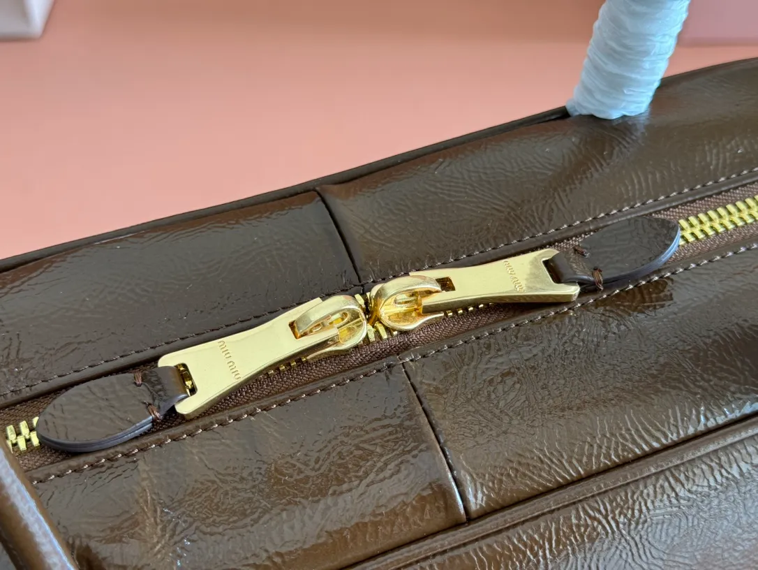 p1800 MIU new product [original leather with counter packaging] Beau cow leather second generation handbag/wrinkled patent leather [new version briefcase] 5bb117 This Beau handbag is made of soft and smooth cow leather, with exquisite details such as gold-plated hardware and accessories, and the embossed letter logo highlights the classic style. Size:W34×H23×D10cm