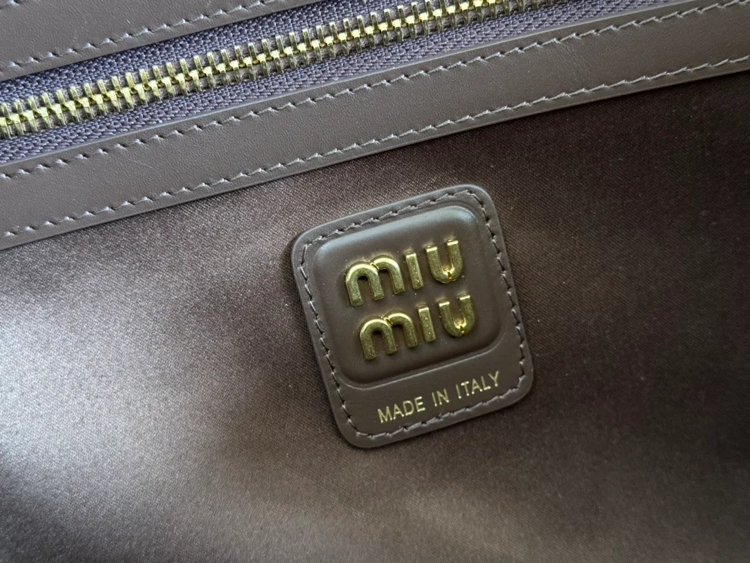 p1800 MIU new product [original leather with counter packaging] Beau cow leather second generation handbag/wrinkled patent leather [new version briefcase] 5bb117 This Beau handbag is made of soft and smooth cow leather, with exquisite details such as gold-plated hardware and accessories, and the embossed letter logo highlights the classic style. Size:W34×H23×D10cm