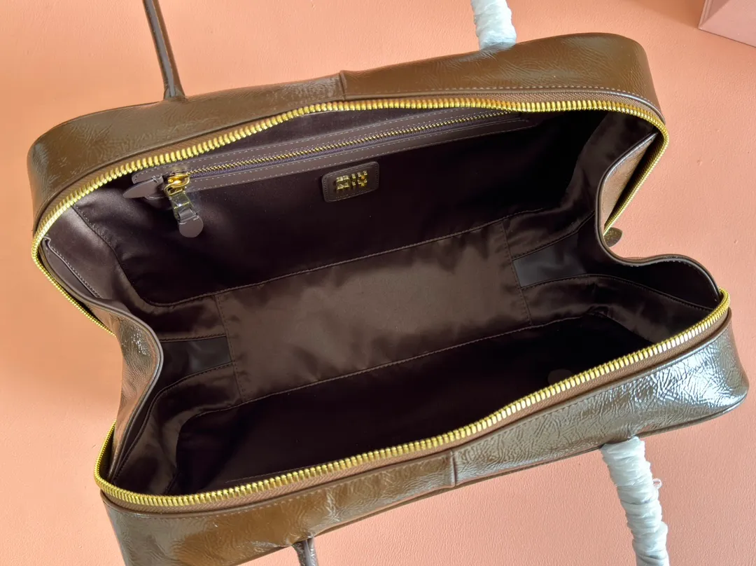 p1800 MIU new product [original leather with counter packaging] Beau cow leather second generation handbag/wrinkled patent leather [new version briefcase] 5bb117 This Beau handbag is made of soft and smooth cow leather, with exquisite details such as gold-plated hardware and accessories, and the embossed letter logo highlights the classic style. Size:W34×H23×D10cm