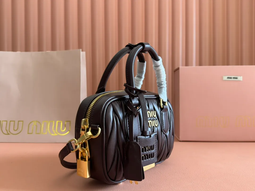 p1800💋💋💋 [Equipped with full set of counter packaging and premium hardware original leather] Arcadie Matelasse sheepskin small (19cm) bowling handbag/crossbody bag ~ Heather sheepskin This handbag uses Matelasse technology, and the three-dimensional texture and exquisite texture bring a new interpretation to the classic silhouette. The front letter logo cleverly echoes the metal hardware, and the exquisite workmanship is outstanding, highlighting a highly recognizable classic style. Dynamic and elegant lines with adjustable and detachable shoulder straps present a practical and versatile design with modern charm. ～Detachable and adjustable shoulder strap ～Zipper closure ～Lined with 2 patch pockets ～With foot studs Size: W19×H13×D6cm No.: 5BB123