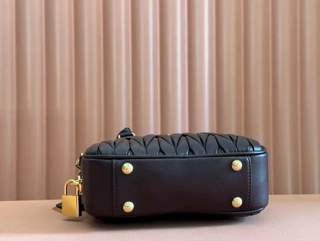 p1800💋💋💋 [Equipped with full set of counter packaging and premium hardware original leather] Arcadie Matelasse sheepskin small (19cm) bowling handbag/crossbody bag ~ Heather sheepskin This handbag uses Matelasse technology, and the three-dimensional texture and exquisite texture bring a new interpretation to the classic silhouette. The front letter logo cleverly echoes the metal hardware, and the exquisite workmanship is outstanding, highlighting a highly recognizable classic style. Dynamic and elegant lines with adjustable and detachable shoulder straps present a practical and versatile design with modern charm. ～Detachable and adjustable shoulder strap ～Zipper closure ～Lined with 2 patch pockets ～With foot studs Size: W19×H13×D6cm No.: 5BB123