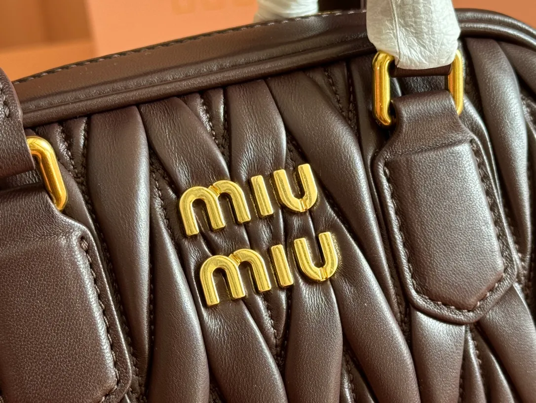 p1800💋💋💋 [Equipped with full set of counter packaging and premium hardware original leather] Arcadie Matelasse sheepskin small (19cm) bowling handbag/crossbody bag ~ Heather sheepskin This handbag uses Matelasse technology, and the three-dimensional texture and exquisite texture bring a new interpretation to the classic silhouette. The front letter logo cleverly echoes the metal hardware, and the exquisite workmanship is outstanding, highlighting a highly recognizable classic style. Dynamic and elegant lines with adjustable and detachable shoulder straps present a practical and versatile design with modern charm. ～Detachable and adjustable shoulder strap ～Zipper closure ～Lined with 2 patch pockets ～With foot studs Size: W19×H13×D6cm No.: 5BB123