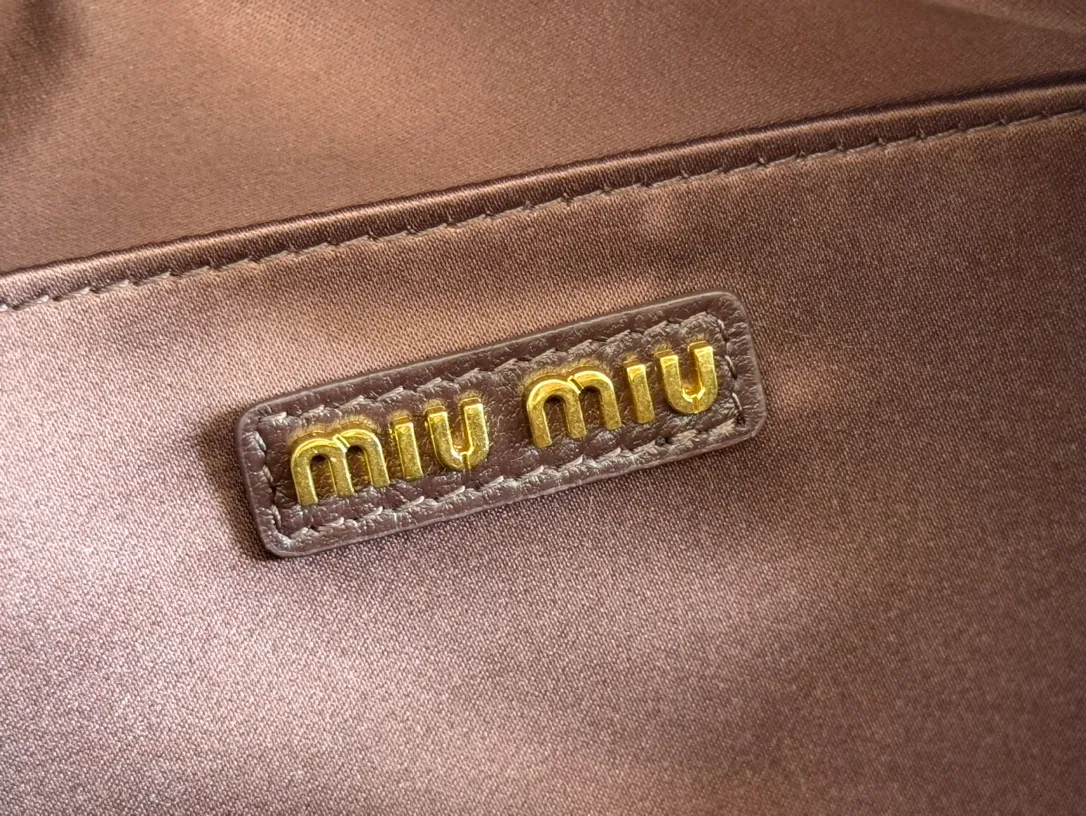 p1800💋💋💋 [Equipped with full set of counter packaging and premium hardware original leather] Arcadie Matelasse sheepskin small (19cm) bowling handbag/crossbody bag ~ Heather sheepskin This handbag uses Matelasse technology, and the three-dimensional texture and exquisite texture bring a new interpretation to the classic silhouette. The front letter logo cleverly echoes the metal hardware, and the exquisite workmanship is outstanding, highlighting a highly recognizable classic style. Dynamic and elegant lines with adjustable and detachable shoulder straps present a practical and versatile design with modern charm. ～Detachable and adjustable shoulder strap ～Zipper closure ～Lined with 2 patch pockets ～With foot studs Size: W19×H13×D6cm No.: 5BB123