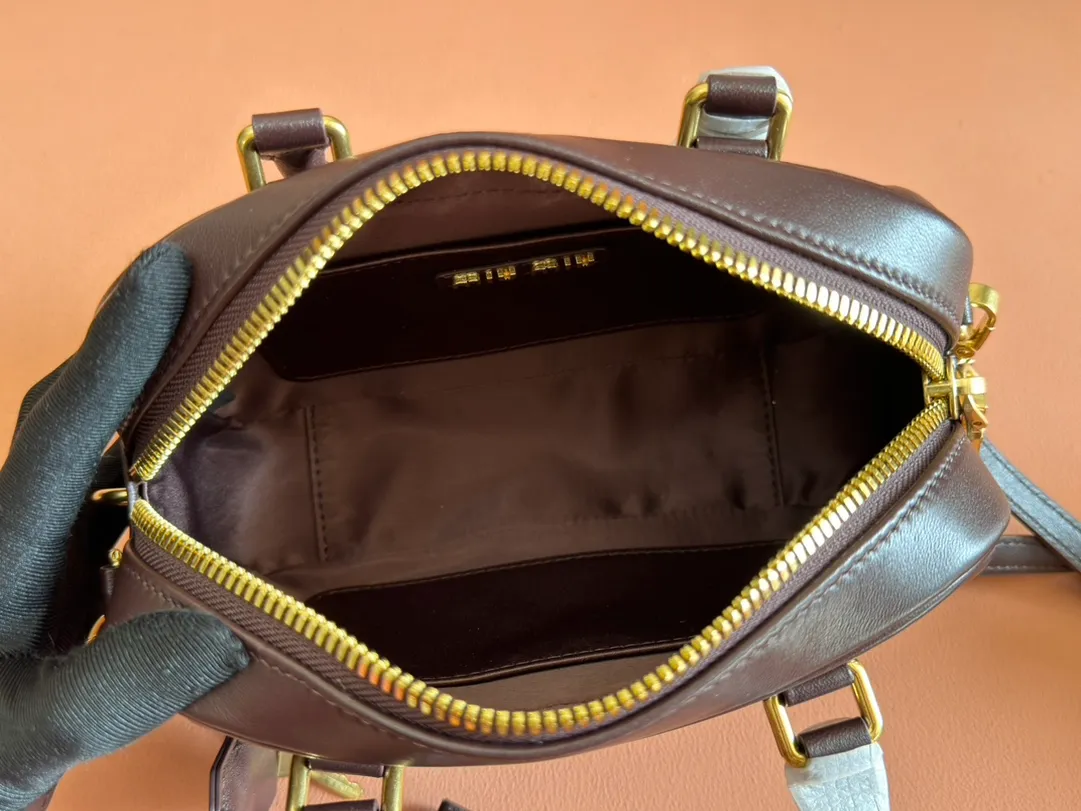 p1800💋💋💋 [Equipped with full set of counter packaging and premium hardware original leather] Arcadie Matelasse sheepskin small (19cm) bowling handbag/crossbody bag ~ Heather sheepskin This handbag uses Matelasse technology, and the three-dimensional texture and exquisite texture bring a new interpretation to the classic silhouette. The front letter logo cleverly echoes the metal hardware, and the exquisite workmanship is outstanding, highlighting a highly recognizable classic style. Dynamic and elegant lines with adjustable and detachable shoulder straps present a practical and versatile design with modern charm. ～Detachable and adjustable shoulder strap ～Zipper closure ～Lined with 2 patch pockets ～With foot studs Size: W19×H13×D6cm No.: 5BB123