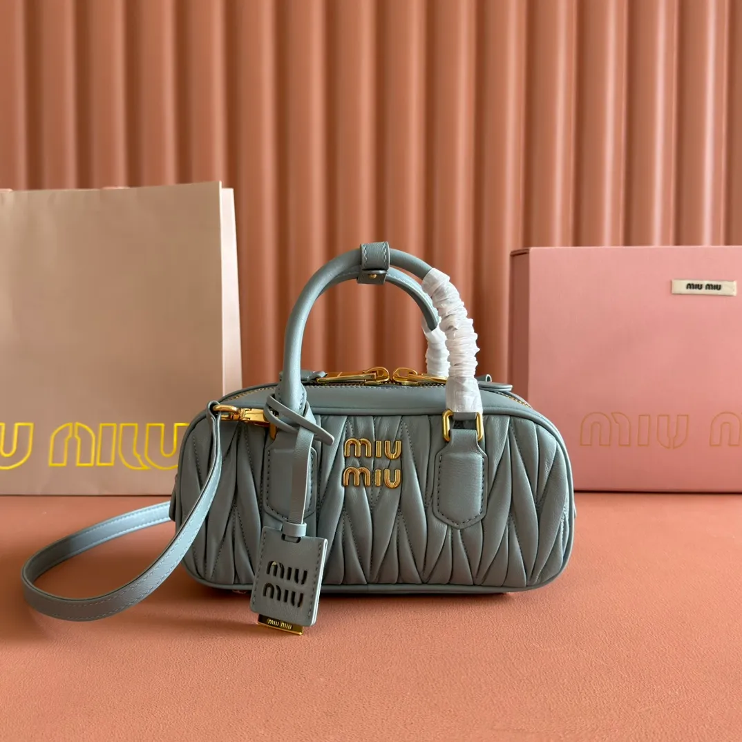 p1700💋💋💋【Configuring full counter package】MIU MIU Miu Miu pleated lambskin Miu Miu women's Arcadia cowhide handbag crossbody bag👝The lightweight padding design makes the handbag look fuller and shows a cosmopolitan style. The letter logo, which echoes the finish of the metal hardware, straddles the line between function and decoration, giving this handbag a unique aesthetic and classic feel. Size: 22✖️10.5✖️7.5cm Style number: 5bb142