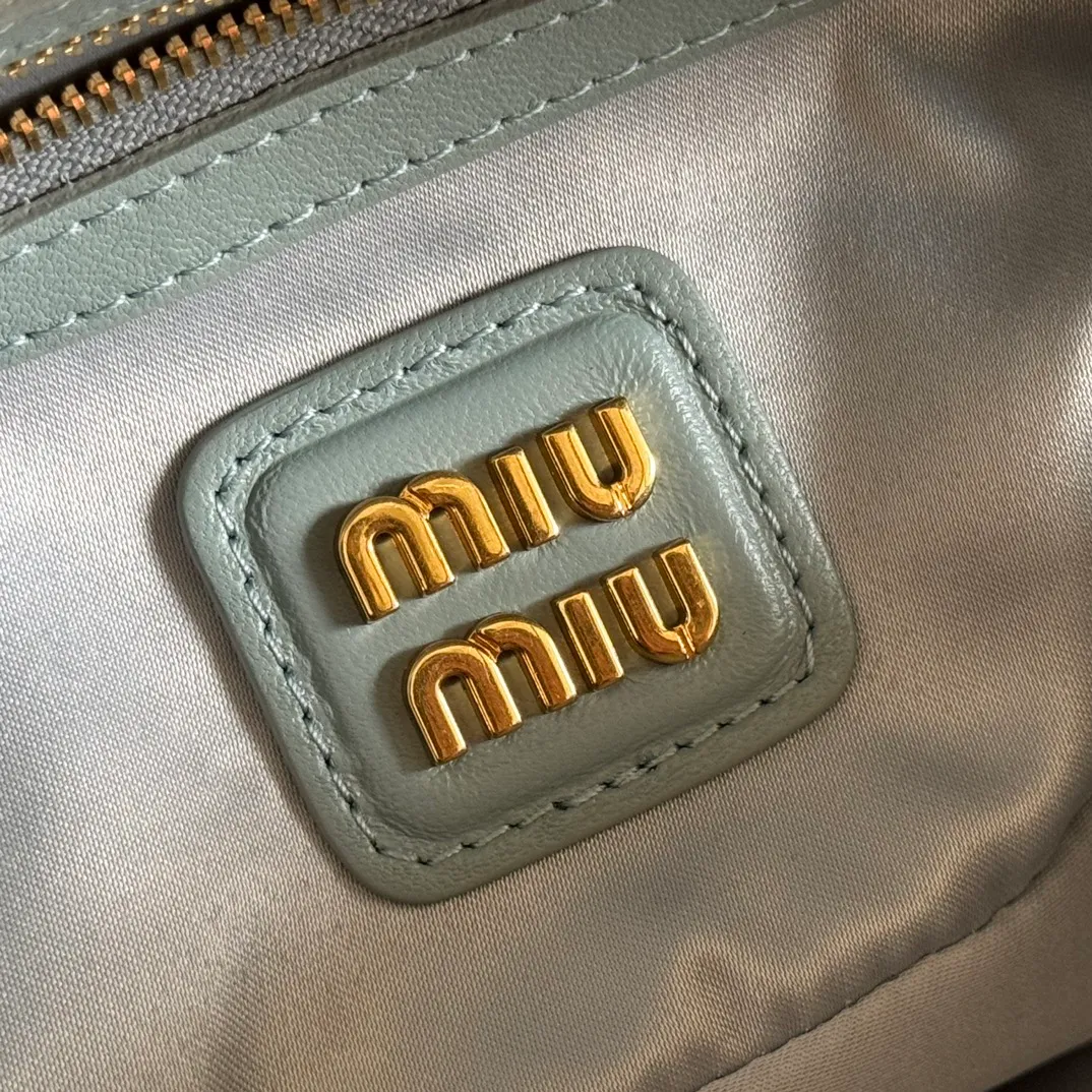 p1700💋💋💋【Configuring full counter package】MIU MIU Miu Miu pleated lambskin Miu Miu women's Arcadia cowhide handbag crossbody bag👝The lightweight padding design makes the handbag look fuller and shows a cosmopolitan style. The letter logo, which echoes the finish of the metal hardware, straddles the line between function and decoration, giving this handbag a unique aesthetic and classic feel. Size: 22✖️10.5✖️7.5cm Style number: 5bb142