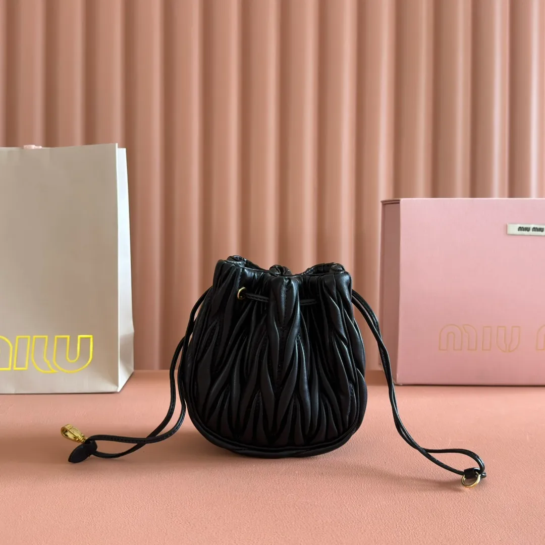 p1360💋💋💋【Original configuration counter full package】Matelassé Nappa lambskin mini drawstring handbag The Matelassé pattern, a symbol of Miu Miu style, has a new look in the design of this practical and functional clutch bag, with drawstring closure, exquisite finish and metal logo, Dimensions - 7.5cmx14cmx16cm Model - 5nd022​
