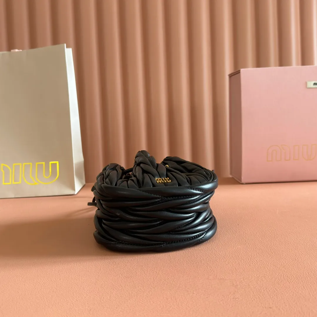 p1360💋💋💋【Original configuration counter full package】Matelassé Nappa lambskin mini drawstring handbag The Matelassé pattern, a symbol of Miu Miu style, has a new look in the design of this practical and functional clutch bag, with drawstring closure, exquisite finish and metal logo, Dimensions - 7.5cmx14cmx16cm Model - 5nd022​