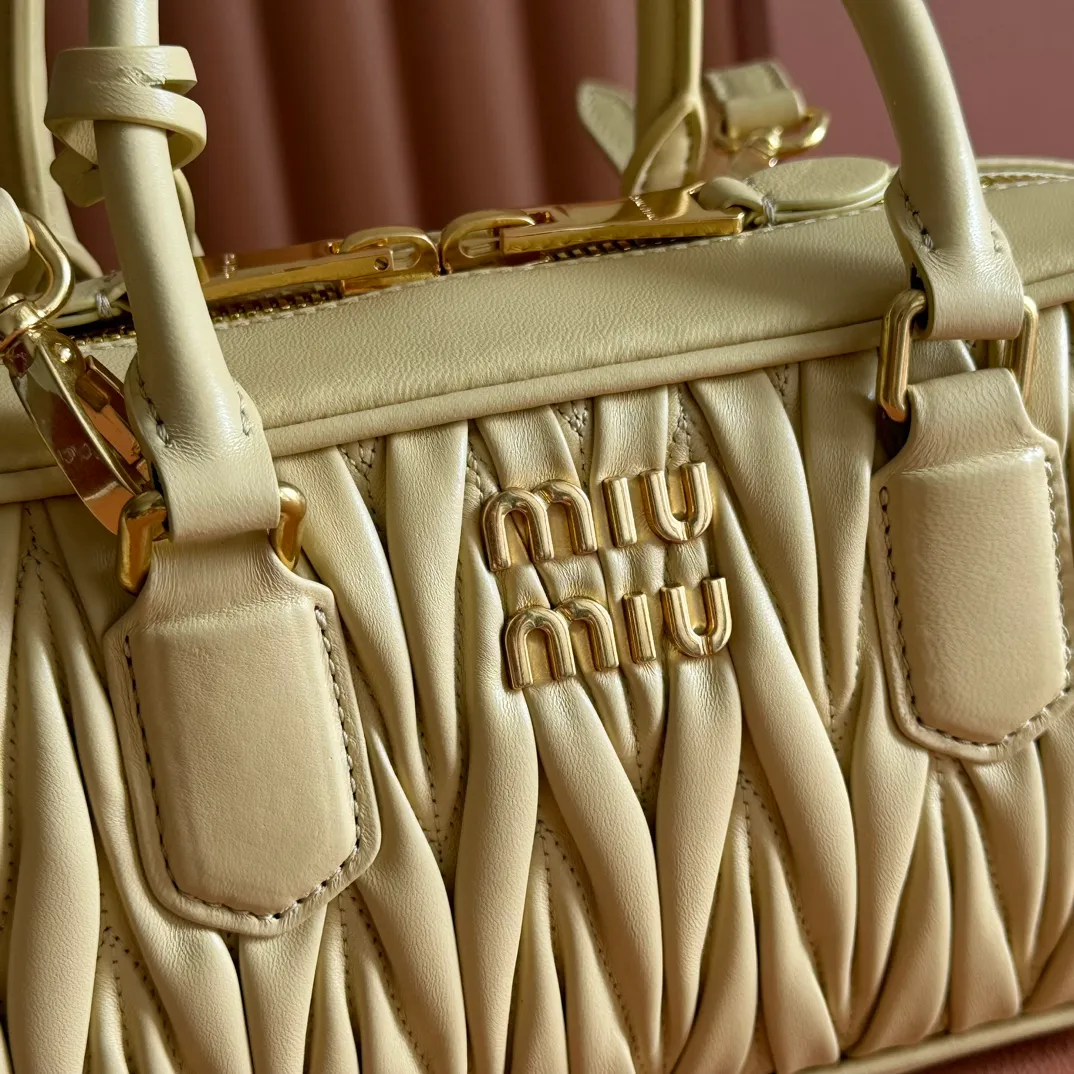 💋💋💋p1800【Premium Hardware Original Leather】Arcadie Cow Leather Medium (27cm) Bowling Tote/Crossbody Bag～Sheepskin Pleated Marigold This Arcadic handbag demonstrates the unique concept that fashion is a tool that translates the reflection of reality into material form. The letter logo that complements the finish of the metal hardware accessories is exquisitely crafted and demonstrates a highly recognizable classic style. Dynamic and elegant lines with adjustable and detachable shoulder straps present a practical and versatile design with modern charm. ～Detachable and adjustable shoulder strap ～Zipper closure ～Painted metal letter logo on the front ～Lined with zippered pocket ～Comes with foot studs Size: W27×H12×D9cm No.: 5BB148