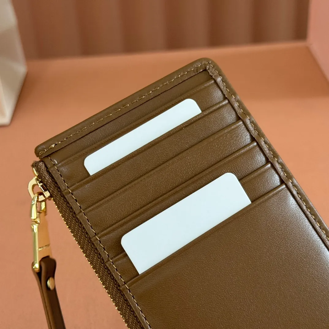 p520. 💋💋💋【Full set of packaging at the counter】🔥 MM💗pocket wallet💗The latest version of the card holder, model: 5MB006 caramel color🔥🆕🆕💃💃top imported lambskin material🐮👋Matelasse pattern, zipper closure, miu logo hot stamping inside 💞Six card slots on the back, 💅💅 size: 8X15.