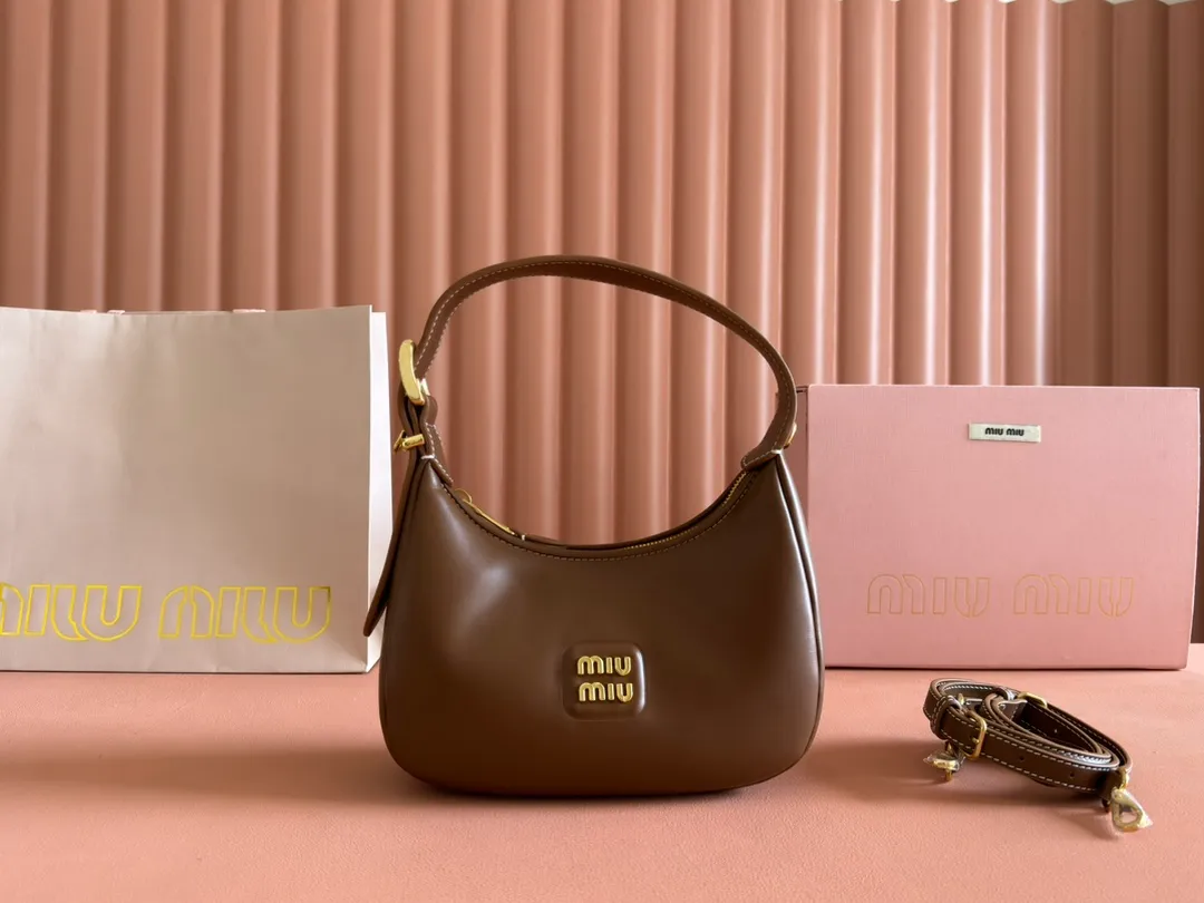 💋💋💋 Equipped with a full set of packaging at the counter [Super Grade Hardware Original Leather] Cow Leather Crescent Bag Handbag/Crossbody Bag No.: 5BP322