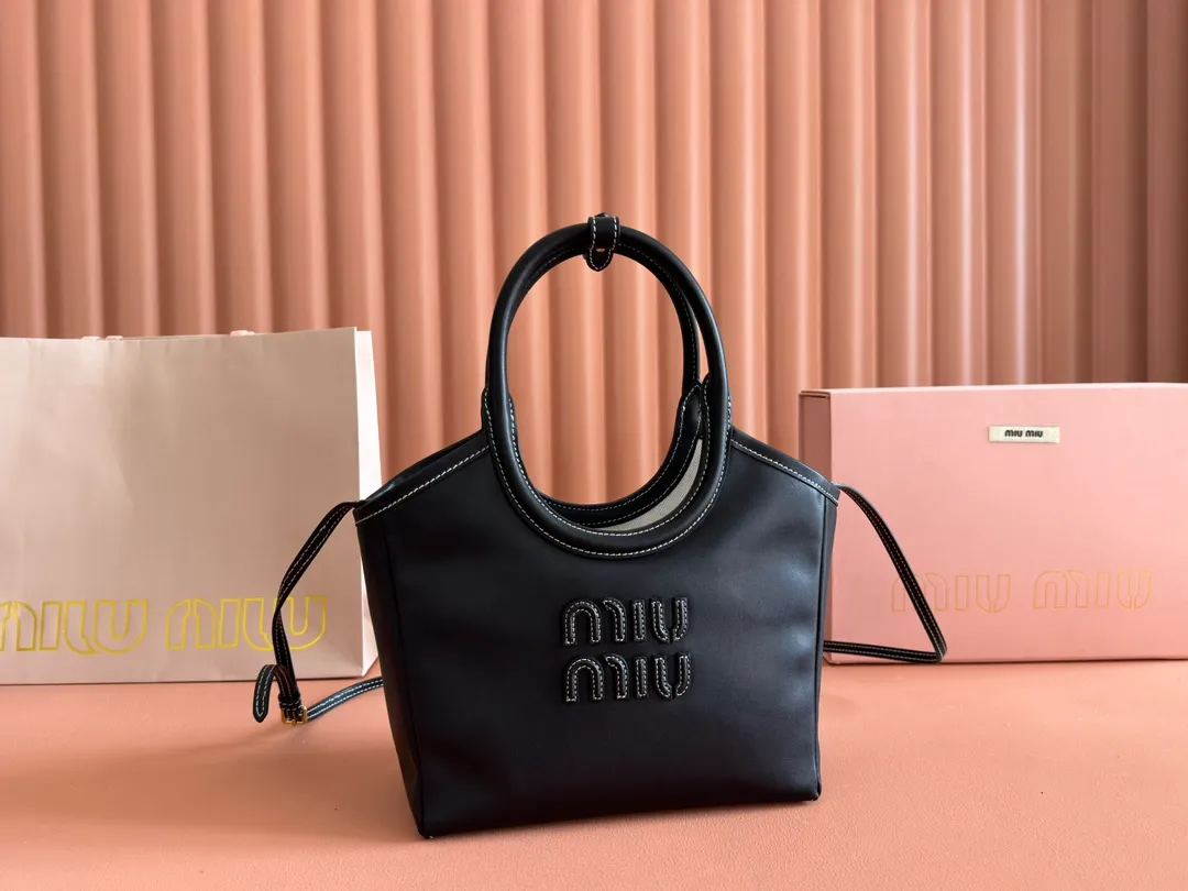 p1560. 💋💋💋【Full set of packaging at the counter】MIU’s new IVY handbag. Simple lines, urban style and high-quality leather are the key words of this new IVY handbag. It adopts an exquisite design and is embellished with letter logo, highlighting the classic style. Detachable and adjustable shoulder strap. Gold-tone hardware. Lettering logo on front, fabric lining, double zip pockets. Model: 5BA284g color Size: 22*12*23.5cm