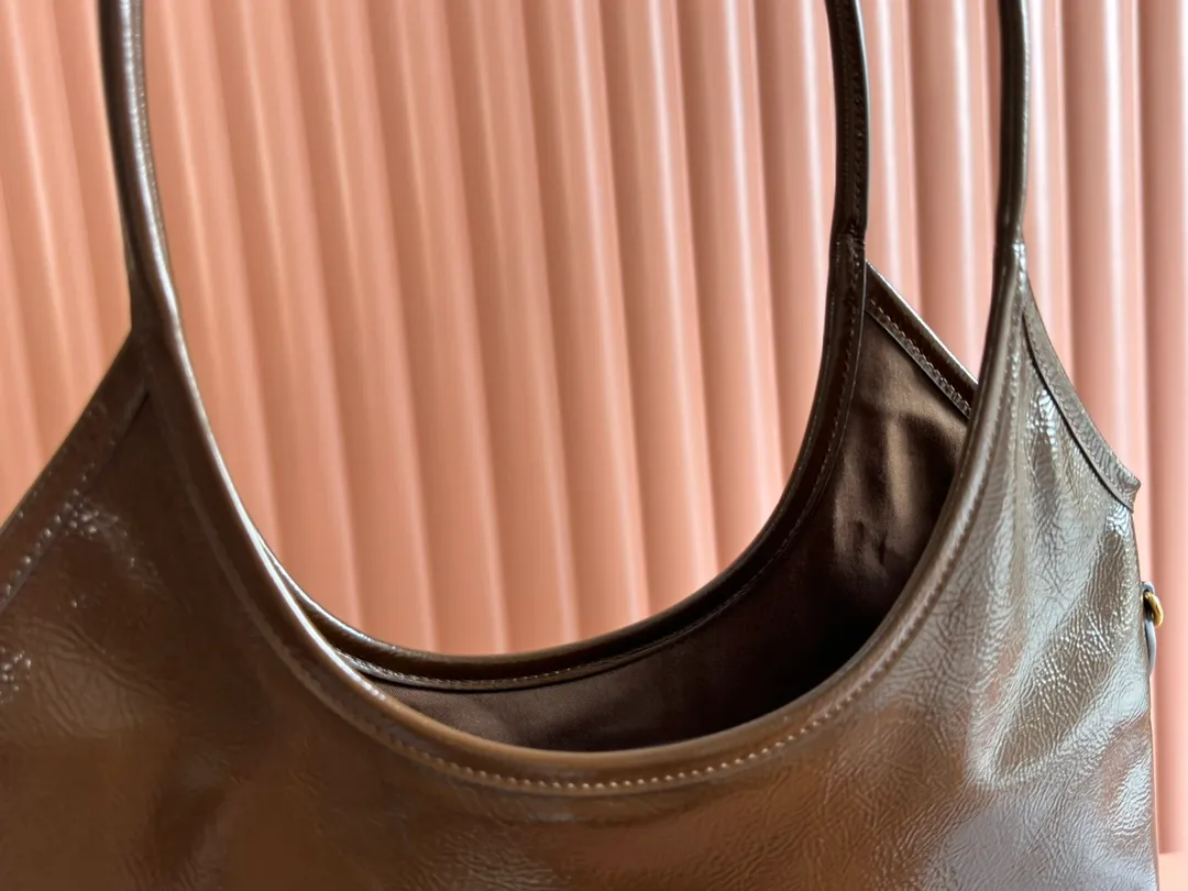 p1560💋💋💋【Configuring full counter package】Miu Women's IVY Cowhide Tote Shoulder Bag This classic tote bag is decorated with the Miu Miu letter logo, which highlights the classic style and is very recognizable. Simple underarm tote bag 🖤 The same color leather letter logo adds a unique and classic style! Gold hardware, leather lettering logo on front! Lined with zip pocket accents! Size: 35x40cm Style number: 5bg231