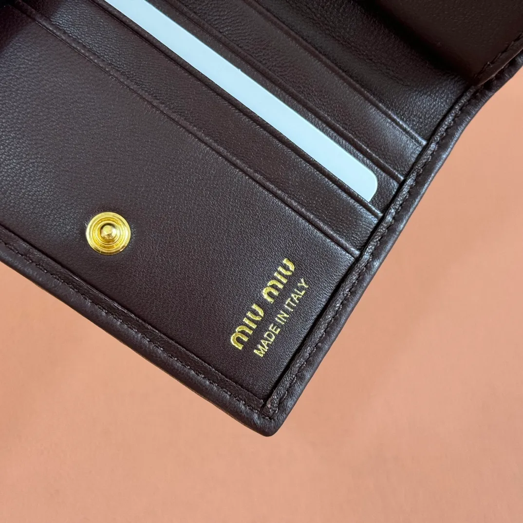 p460. 💋💋💋【Full set of packaging at the counter】🔥 MM latest version pocket wallet💗pocket wallet💗New small wallet at the counter🔥Model: 5MV20 Shi Mu Nan🆕🆕💃💃It is made of imported top-grade sheepskin inside and outside🐮💞Hundred-yuan bills, bank cards, coins, and change can all be collected in it💅💅Size: 11.5 X8 cm.