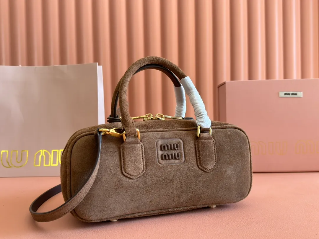 💋💋💋p1600【Premium hardware original leather】Arcadie cow leather medium (27cm) bowling handbag/crossbody bag ~ cognac color cowhide This Arcadic handbag demonstrates the unique concept that fashion is a tool that translates the reflection of reality into material form. The letter logo that complements the finish of the metal hardware accessories is exquisitely crafted and demonstrates a highly recognizable classic style. Dynamic and elegant lines with adjustable and detachable shoulder straps present a practical and versatile design with modern charm. ～Detachable and adjustable shoulder strap ～Zipper closure ～Painted metal letter logo on the front ～Lined with zippered pocket ～Comes with foot studs Size: W27×H12×D9cm No.: 5BB148