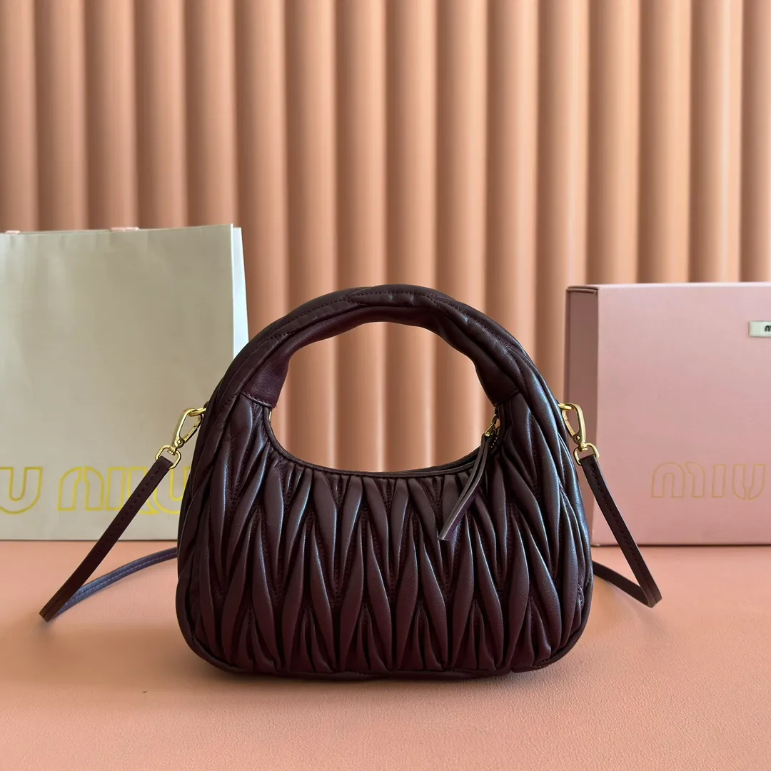p1560💋💋💋【Premium hardware original leather】Wander Matelasse sheep leather Hobo handbag/crossbody bag ~ Wander handbag has become one of the classic accessories. This mini handbag is made of Matalasse sheep leather, using exquisite craftsmanship to create a three-dimensional effect, showing exquisite elegance. Presenting the Hobo bag style, blending retro style and modern elegance, it has become a new synonym for modern femininity. ～Golden hardware ～Zipper closure ～Metal lettering logo on the front ～Cotton satin lining Size: W20×H17×D6cm Number: _5BC125