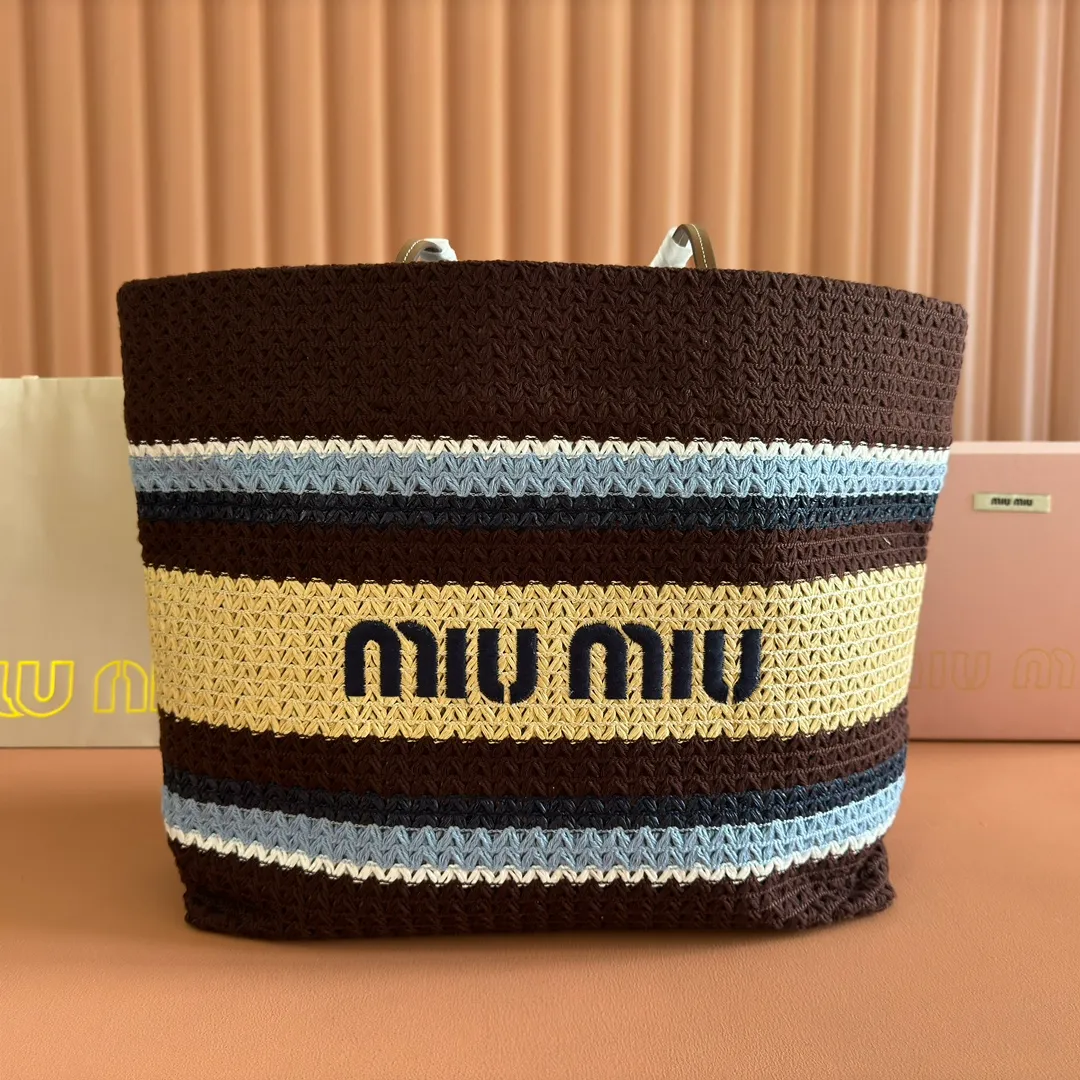 p1300💋💋💋【Full set of packaging at the counter】M Home 🍒5BG228, imported raffia straw spliced ​​cotton thread woven tote bag, the only version quality in the market, iconic Miu Miu embroidery on the front, cotton lining, ultra-light, large capacity, a must-have for travel, suitable for all seasons, super beautiful in kind, size: 40X34X16CM.