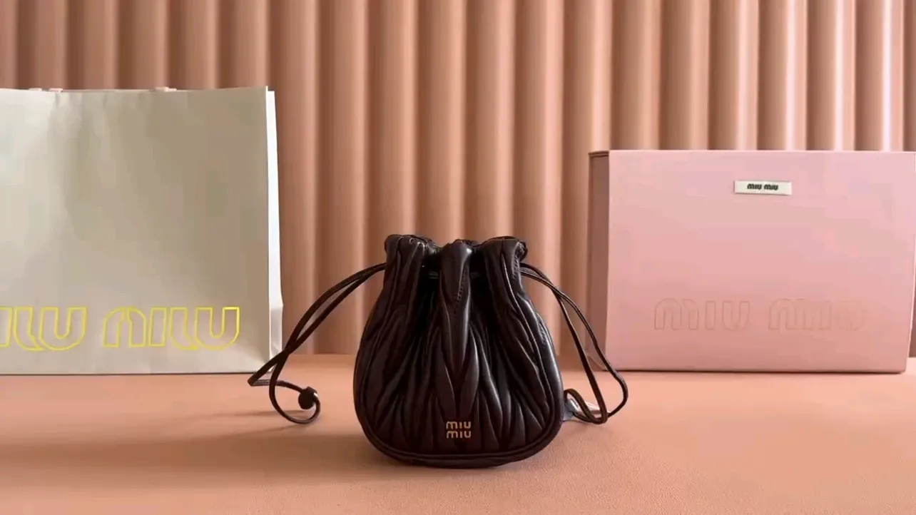 p1360💋💋💋【Original configuration counter full package】Matelassé Nappa lambskin mini drawstring handbag The Matelassé pattern, a symbol of Miu Miu style, has a new look in the design of this practical and functional clutch bag, with drawstring closure, exquisite finish and metal logo, Dimensions - 7.5cmx14cmx16cm Model - 5nd022​