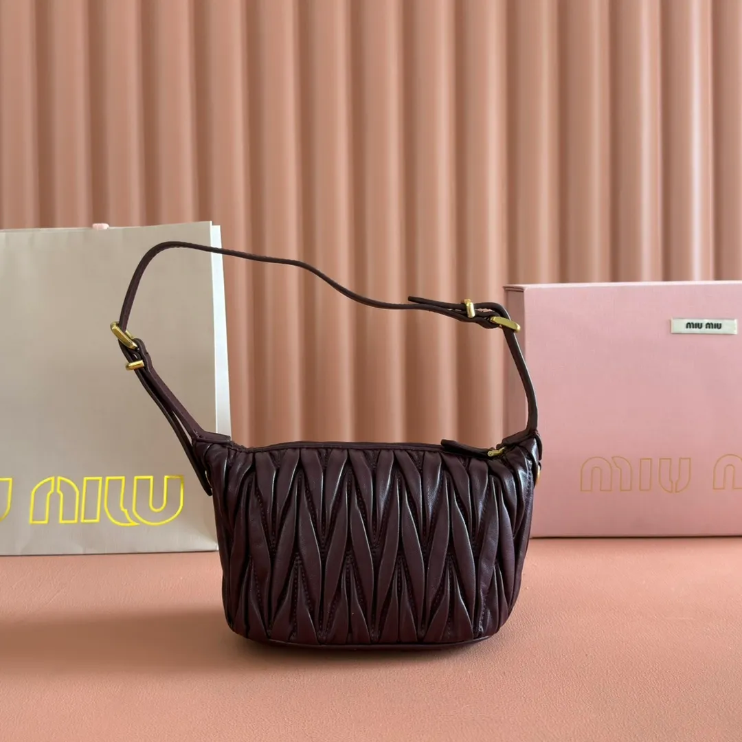p1400💋💋💋【Configure full counter package】Matelassé Nappa lambskin pouch 5NE026_Miu Miu style symbol - the Matelassé pattern takes on a new look in this clutch bag, practical and functional design, suitable for hand-holding, with precious finishes and metal logo. ●With handle ●Zipper closure·Lined·Metal lettering logo Width: 15cm, Height: 8.5cm, Length: 8cm