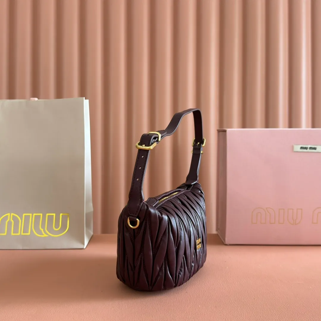 p1400💋💋💋【Configure full counter package】Matelassé Nappa lambskin pouch 5NE026_Miu Miu style symbol - the Matelassé pattern takes on a new look in this clutch bag, practical and functional design, suitable for hand-holding, with precious finishes and metal logo. ●With handle ●Zipper closure·Lined·Metal lettering logo Width: 15cm, Height: 8.5cm, Length: 8cm