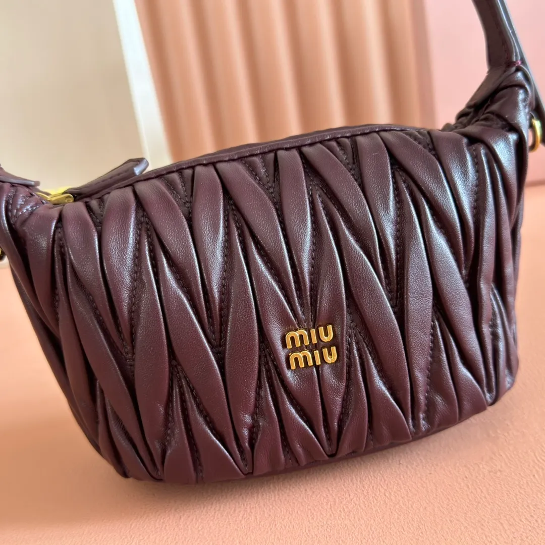 p1400💋💋💋【Configure full counter package】Matelassé Nappa lambskin pouch 5NE026_Miu Miu style symbol - the Matelassé pattern takes on a new look in this clutch bag, practical and functional design, suitable for hand-holding, with precious finishes and metal logo. ●With handle ●Zipper closure·Lined·Metal lettering logo Width: 15cm, Height: 8.5cm, Length: 8cm