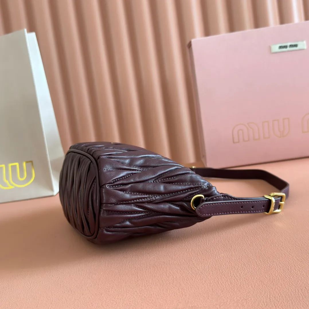 p1400💋💋💋【Configure full counter package】Matelassé Nappa lambskin pouch 5NE026_Miu Miu style symbol - the Matelassé pattern takes on a new look in this clutch bag, practical and functional design, suitable for hand-holding, with precious finishes and metal logo. ●With handle ●Zipper closure·Lined·Metal lettering logo Width: 15cm, Height: 8.5cm, Length: 8cm
