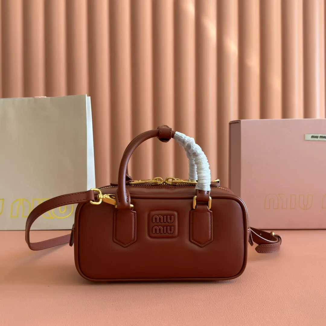 p1640💋💋💋【Full set of packaging at the counter】MIU MIU Miu Miu Caramel Bowling Upper Body Effect! Miu Miu Women's Arcadia Cowhide Handbag Crossbody Bag👝Lightly padded design makes the handbag look fuller, showing a cosmopolitan style. The letter logo, which echoes the finish of the metal hardware, straddles the line between function and decoration, giving this handbag a unique aesthetic and classic feel. Size: 22✖️10.5✖️7.5cm Style number: 5bb142