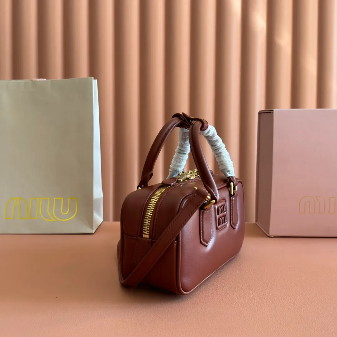 p1640💋💋💋【Full set of packaging at the counter】MIU MIU Miu Miu Caramel Bowling Upper Body Effect! Miu Miu Women's Arcadia Cowhide Handbag Crossbody Bag👝Lightly padded design makes the handbag look fuller, showing a cosmopolitan style. The letter logo, which echoes the finish of the metal hardware, straddles the line between function and decoration, giving this handbag a unique aesthetic and classic feel. Size: 22✖️10.5✖️7.5cm Style number: 5bb142