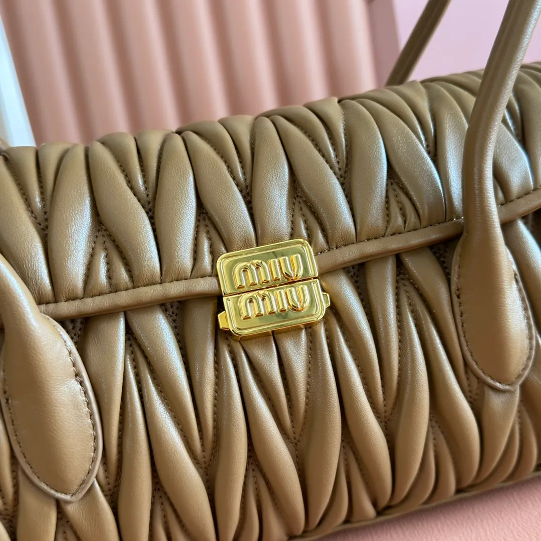 p1800💋💋💋【Original leather configuration counter packaging】MIU's new 24ss autumn and winter baguette bag. The baguette design style leads the new trend, full of "girly feelings" and revolves around the bookish style. The uninhibited and wine-loving lady style has a casual attitude towards life, showing the uniqueness of the exclusive miumiu girl. The one that is not too big or too small can be sweet, spicy or handsome. The capacity can also meet the daily needs of going out. It is beautiful and practical. It’s hard not to love it Model number: 5bd265 Size: Base length 28x base 11x height 15cm
