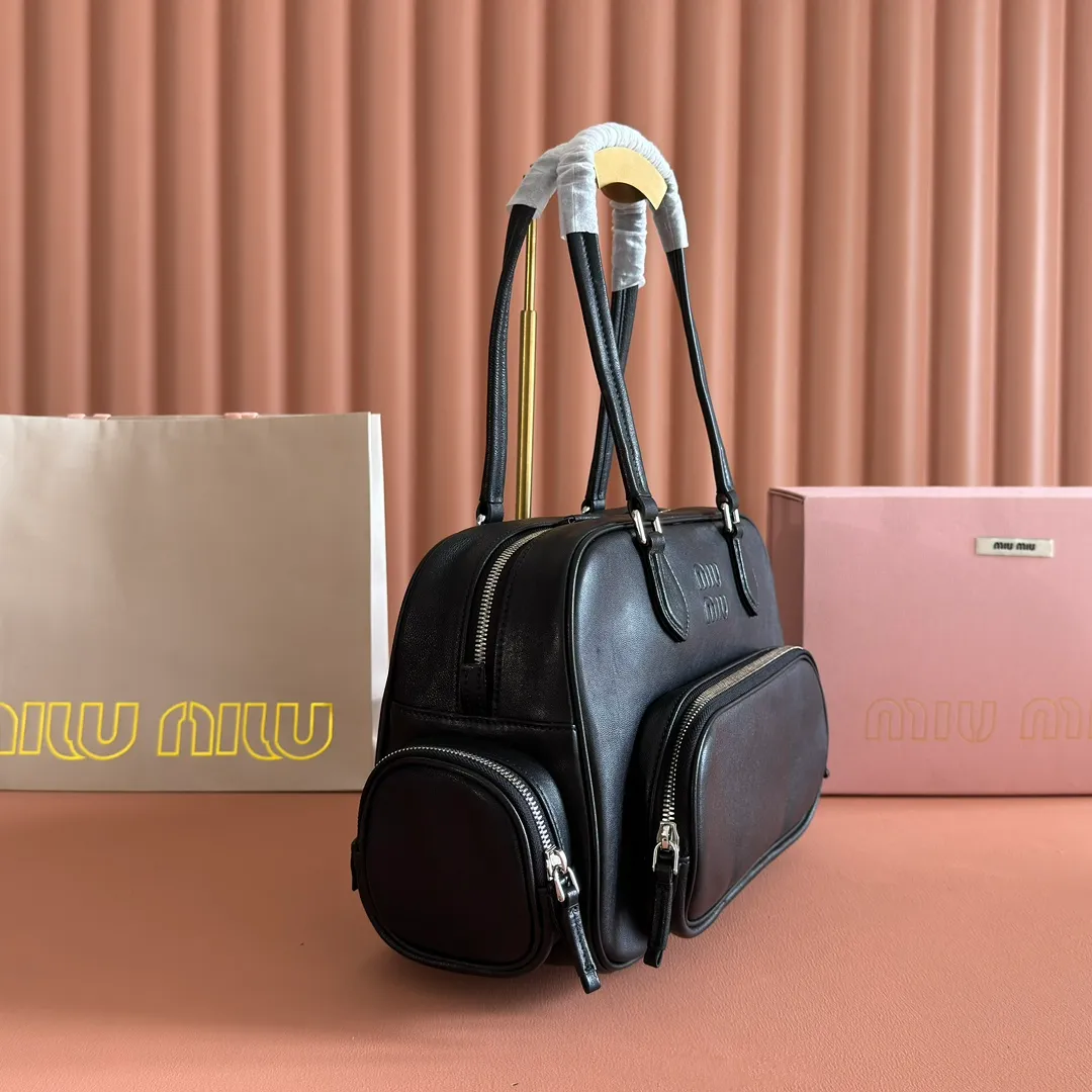 p2500💋💋💋【Premium Hardware Original Leather】Adventure Nappa Sheep Leather Handbag/Shoulder Bag～Brown This handbag combines soft Nappa sheep leather with a work style pocket. Decorated with an embossed monogram logo for an added signature touch.  Size: W32×H22×D14cm No.: 5BB159