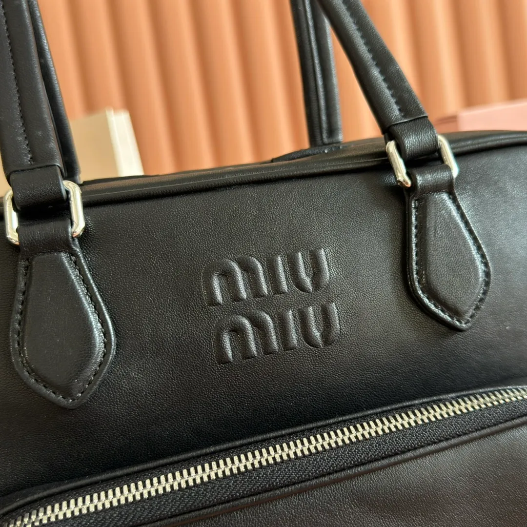 p2500💋💋💋【Premium Hardware Original Leather】Adventure Nappa Sheep Leather Handbag/Shoulder Bag～Brown This handbag combines soft Nappa sheep leather with a work style pocket. Decorated with an embossed monogram logo for an added signature touch.  Size: W32×H22×D14cm No.: 5BB159