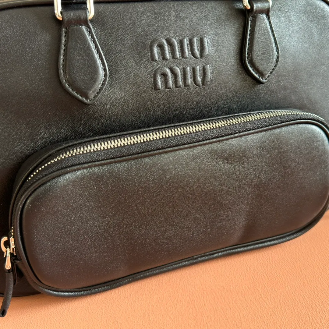p2500💋💋💋【Premium Hardware Original Leather】Adventure Nappa Sheep Leather Handbag/Shoulder Bag～Brown This handbag combines soft Nappa sheep leather with a work style pocket. Decorated with an embossed monogram logo for an added signature touch.  Size: W32×H22×D14cm No.: 5BB159