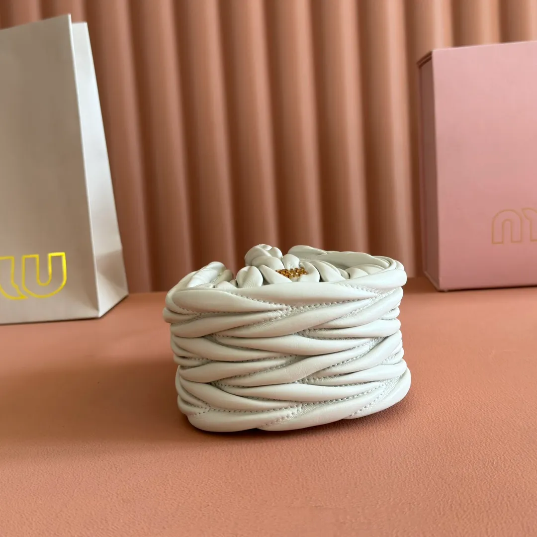 p1360💋💋💋【Original configuration counter full package】Matelassé Nappa lambskin mini drawstring handbag The Matelassé pattern, a symbol of Miu Miu style, has a new look in the design of this practical and functional clutch bag, with drawstring closure, exquisite finish and metal logo, Dimensions - 7.5cmx14cmx16cm Model - 5nd022​