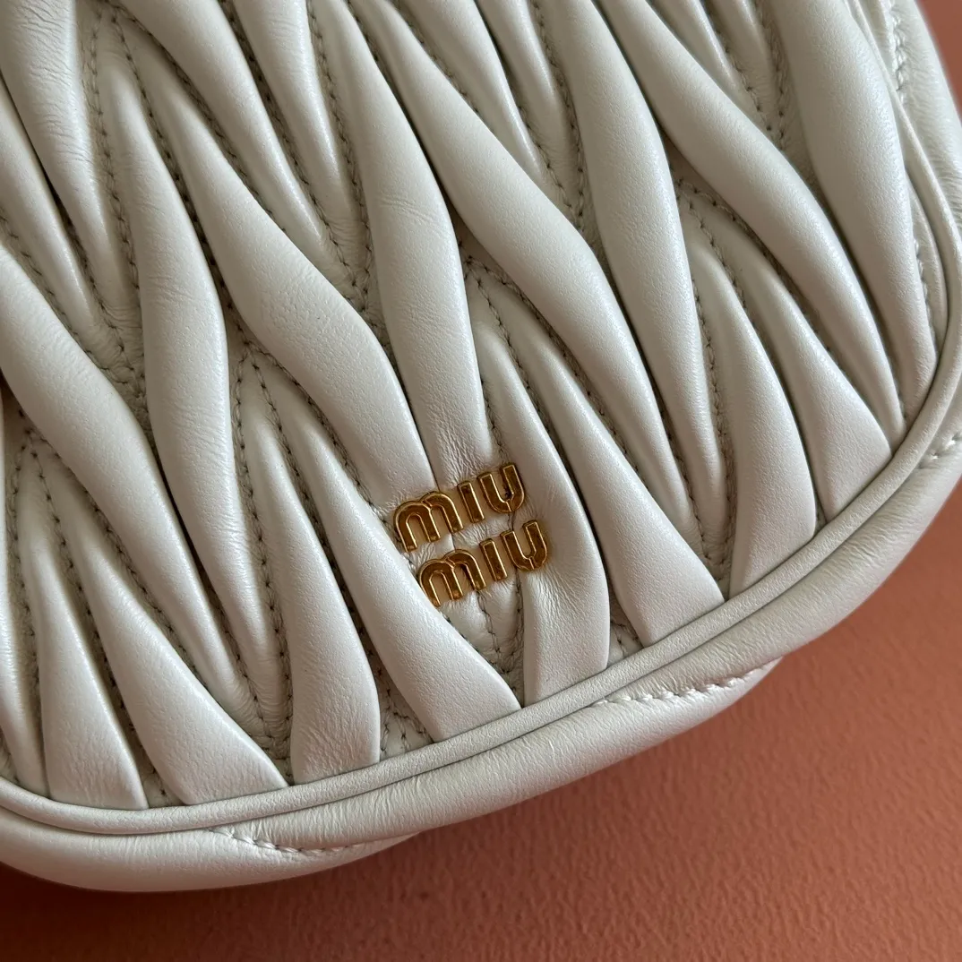 p1360💋💋💋【Original configuration counter full package】Matelassé Nappa lambskin mini drawstring handbag The Matelassé pattern, a symbol of Miu Miu style, has a new look in the design of this practical and functional clutch bag, with drawstring closure, exquisite finish and metal logo, Dimensions - 7.5cmx14cmx16cm Model - 5nd022​