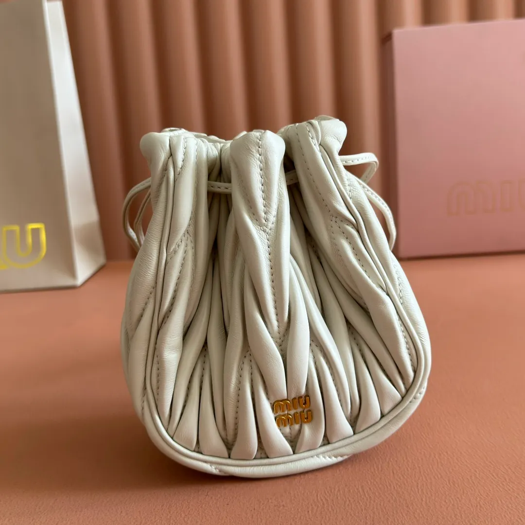 p1360💋💋💋【Original configuration counter full package】Matelassé Nappa lambskin mini drawstring handbag The Matelassé pattern, a symbol of Miu Miu style, has a new look in the design of this practical and functional clutch bag, with drawstring closure, exquisite finish and metal logo, Dimensions - 7.5cmx14cmx16cm Model - 5nd022​