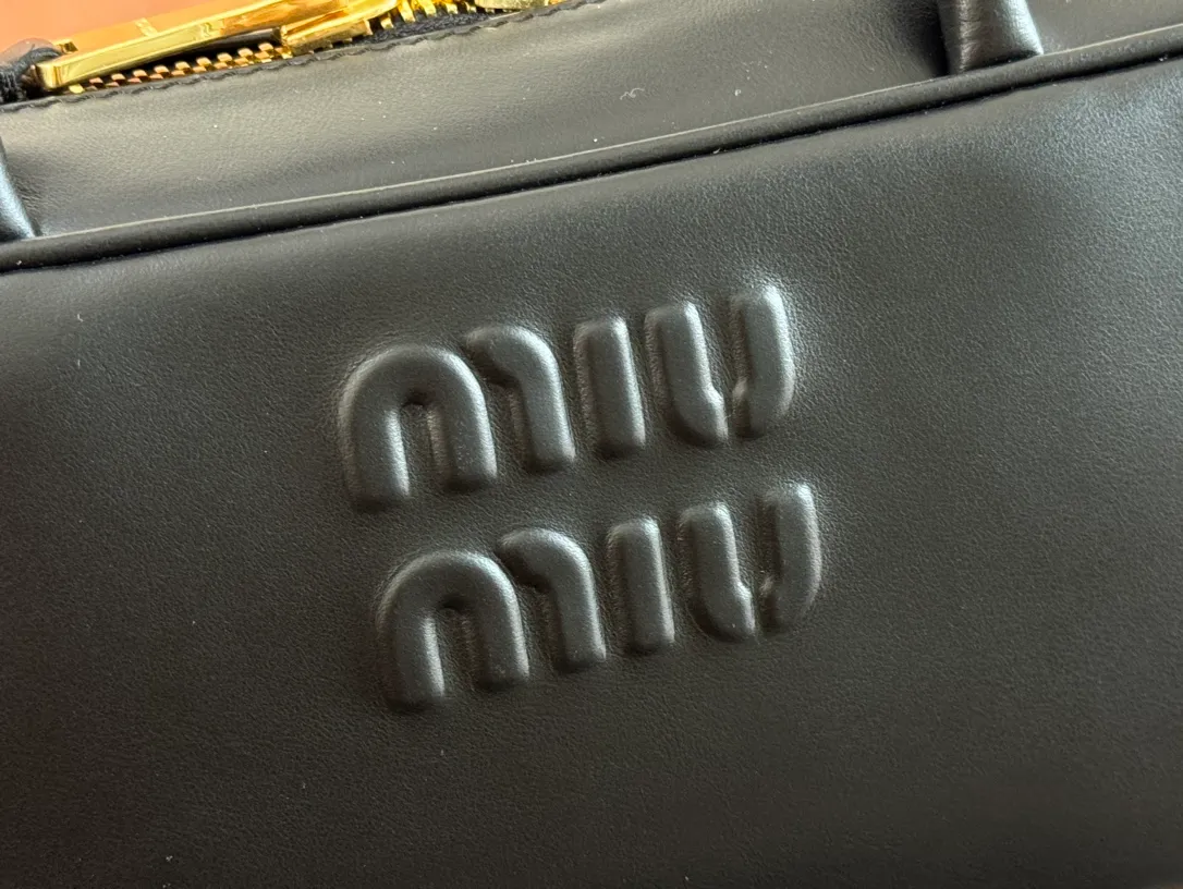 p1540💋💋💋【Full set of packaging at the counter】M’s 25ss shoulder bag〰️ is very popular on the Internet. The super beautiful Beau handbag combines retro style with contemporary spirit, it’s really awesome! ! Made of top-grade imported calfskin, the leather is smooth, delicate and soft, and it looks nice when carried on the back. The simple design is easy to match, and the capacity can hold daily necessities. It is exquisite and compact. With unique handles and hanging details, it shows functionality and personality. Model: 5BB173. Size: 28x11.5x8cm