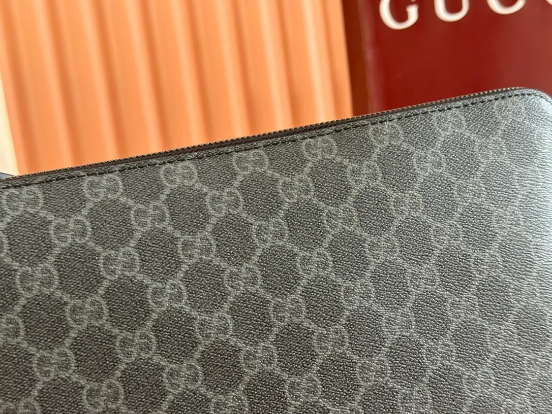 p780💋💋💋【Full set of packaging at the counter】The new GG Emblem series of men's travel items reinterpret the brand's timeless elegance and exquisite craftsmanship. Crafted from coated fabric with the new GG monogram, this business bag features three internal card compartments and a removable side handle. Interior: 3 card compartments and 1 pencil case Removable side handles Height: 16 cm Zipper closure Model number ✨821156 Dimensions: 30x21x3cm