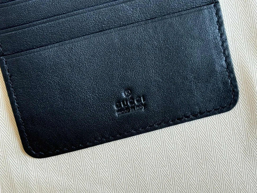 p780💋💋💋【Full set of packaging at the counter】The new GG Emblem series of men's travel items reinterpret the brand's timeless elegance and exquisite craftsmanship. Crafted from coated fabric with the new GG monogram, this business bag features three internal card compartments and a removable side handle. Interior: 3 card compartments and 1 pencil case Removable side handles Height: 16 cm Zipper closure Model number ✨821156 Dimensions: 30x21x3cm