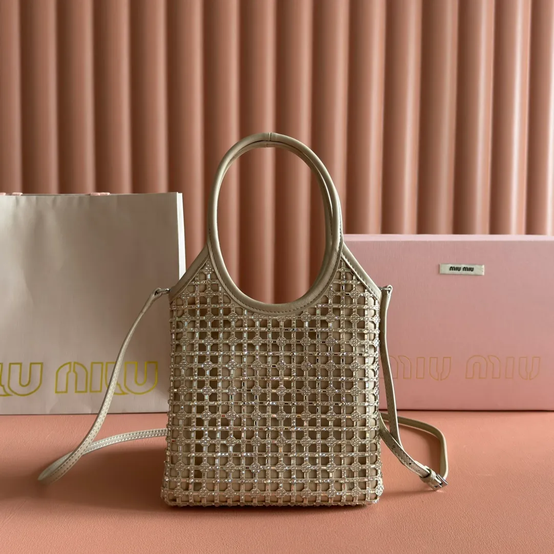 p1360💋💋💋【Full set of counter packaging】5BA281 diamond bag. This handbag is covered with a geometric pattern composed of artificial crystals. The details are exquisite. The classic letter logo adds unique style and recognition. It is equipped with a detachable and adjustable long leather shoulder strap for better practicality. Steel hardware, satin lining, with patch pockets. Size: 20 cm X 24 cm