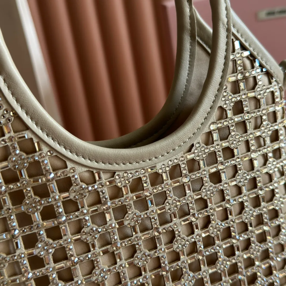 p1360💋💋💋【Full set of counter packaging】5BA281 diamond bag. This handbag is covered with a geometric pattern composed of artificial crystals. The details are exquisite. The classic letter logo adds unique style and recognition. It is equipped with a detachable and adjustable long leather shoulder strap for better practicality. Steel hardware, satin lining, with patch pockets. Size: 20 cm X 24 cm